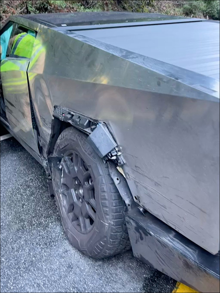 特斯拉 Tesla Cybertruck 全球首撞?與 Toyota 神 A 對撞,雙方駕駛皆輕傷 - 電腦王阿達 特斯拉 Tesla Cybertruck 全球首撞?與 Toyota 神 A 對撞,雙方駕駛皆輕傷 - 電腦王阿達