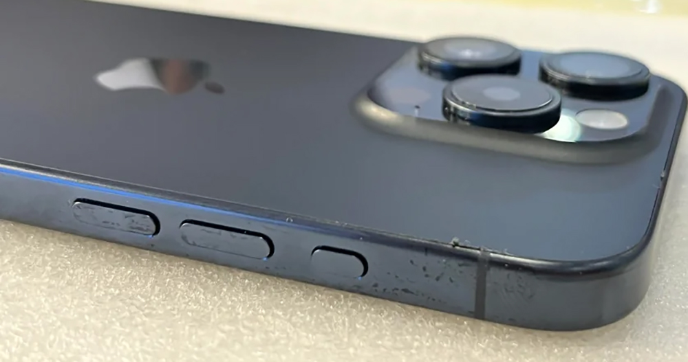 iPhone 15 Pro 用戶回報發生背蓋黏膠溢出問題 iPhone 15 Pro 用戶回報發生背蓋黏膠溢出問題