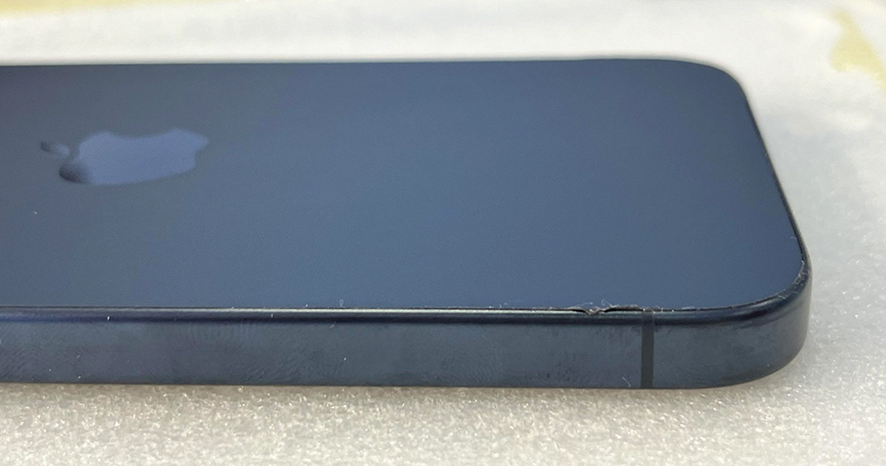 iPhone 15 Pro 用戶回報發生背蓋黏膠溢出問題,還好發現得早 - 電腦王阿達 iPhone 15 Pro 用戶回報發生背蓋黏膠溢出問題,還好發現得早 - 電腦王阿達
