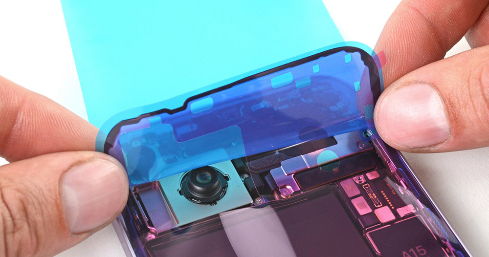 iPhone 15 Pro 用戶回報發生背蓋黏膠溢出問題,還好發現得早 - 電腦王阿達 iPhone 15 Pro 用戶回報發生背蓋黏膠溢出問題,還好發現得早 - 電腦王阿達