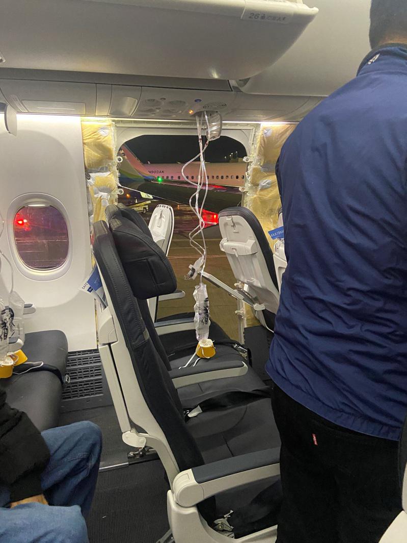阿拉斯加航空意外飛出機外的 iPhone 手機被拾獲,掉落 16000 英尺竟完好無損 - 電腦王阿達 阿拉斯加航空意外飛出機外的 iPhone 手機被拾獲,掉落 16000 英尺竟完好無損 - 電腦王阿達