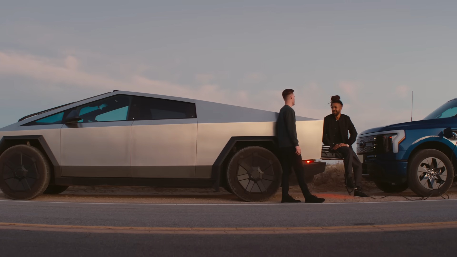 國外 Cybertruck 車主實測邊拖 Model 3 邊充電成功! - 電腦王阿達 特斯拉 Cybertruck 化身行動電源,為住家、車輛、工具和野外派對提供充足電量 - 電腦王阿達