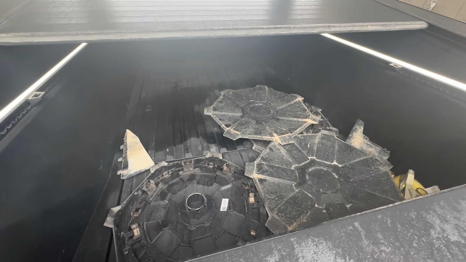 國外網友開 Cybertruck 越野,發現越野能力沒想像中好原來是因為沒有開放「這個」功能 - 電腦王阿達 國外網友開 Cybertruck 越野,發現越野能力沒想像中好原來是因為沒有開放「這個」功能 - 電腦王阿達