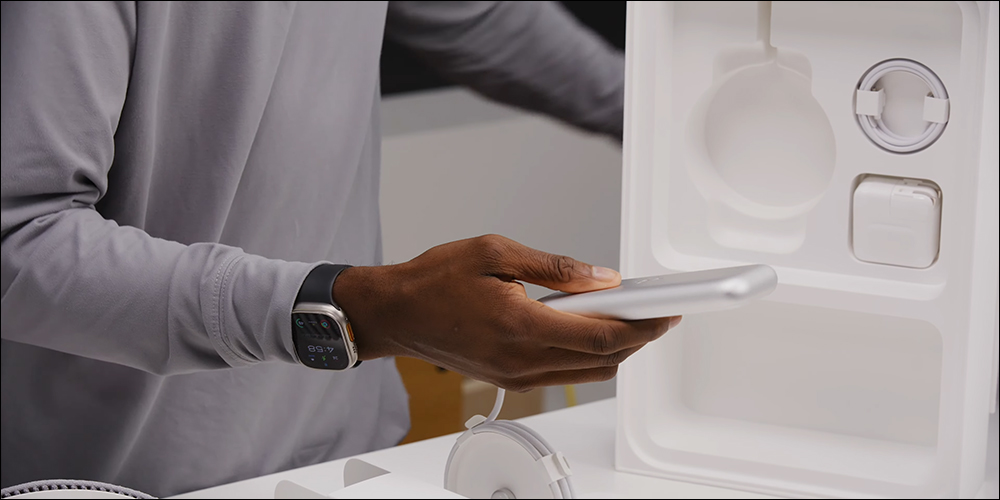 Apple Vision Pro 電池組可用這方式拆卸,12 個金屬接點的接頭長得像寬版 Lightning ?不支援熱插拔,電池容量同步揭曉 - 電腦王阿達 Apple Vision Pro 電池組可用這方式拆卸,12 個金屬接點的接頭長得像寬版 Lightning ?不支援熱插拔,電池容量同步揭曉 - 電腦王阿達