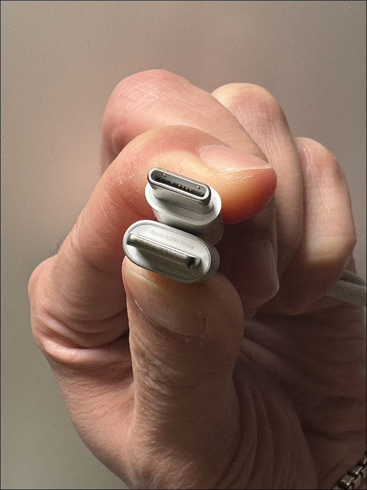 Apple Vision Pro 電池組可用這方式拆卸,12 個金屬接點的接頭長得像寬版 Lightning ?不支援熱插拔,電池容量同步揭曉 - 電腦王阿達 Apple Vision Pro 電池組可用這方式拆卸,12 個金屬接點的接頭長得像寬版 Lightning ?不支援熱插拔,電池容量同步揭曉 - 電腦王阿達
