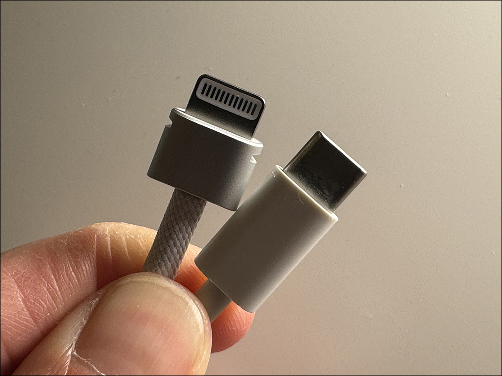 Apple Vision Pro 電池組可用這方式拆卸,12 個金屬接點的接頭長得像寬版 Lightning ?不支援熱插拔,電池容量同步揭曉 - 電腦王阿達 Apple Vision Pro 電池組可用這方式拆卸,12 個金屬接點的接頭長得像寬版 Lightning ?不支援熱插拔,電池容量同步揭曉 - 電腦王阿達