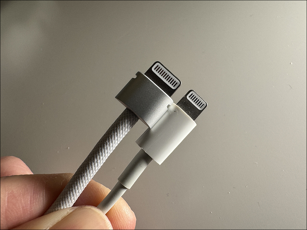 Apple Vision Pro 電池組可用這方式拆卸,12 個金屬接點的接頭長得像寬版 Lightning ?不支援熱插拔,電池容量同步揭曉 - 電腦王阿達 Apple Vision Pro 電池組可用這方式拆卸,12 個金屬接點的接頭長得像寬版 Lightning ?不支援熱插拔,電池容量同步揭曉 - 電腦王阿達