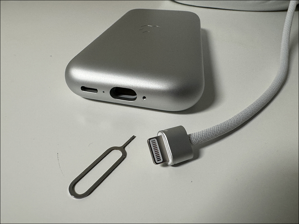 Apple Vision Pro 電池組可用這方式拆卸,12 個金屬接點的接頭長得像寬版 Lightning ?不支援熱插拔,電池容量同步揭曉 - 電腦王阿達 Apple Vision Pro 電池組可用這方式拆卸,12 個金屬接點的接頭長得像寬版 Lightning ?不支援熱插拔,電池容量同步揭曉 - 電腦王阿達