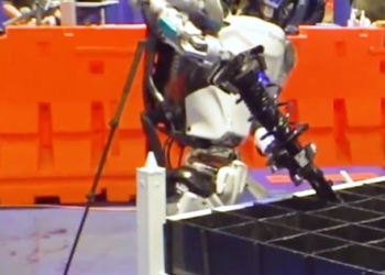 波士頓動力公司人形機器人 Atlas 發佈新進展，不再只有跑酷擺拍功能 - 電腦王阿達