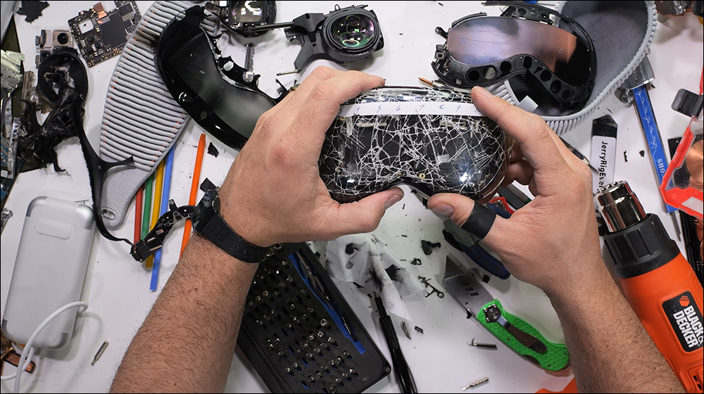 Apple Vision Pro 耐用度暴力測試,意外揭露維修費高達 800 美元的前方的「玻璃」蓋版,可能不是玻璃? - 電腦王阿達 Apple Vision Pro 耐用度暴力測試,意外揭露維修費高達 800 美元的前方的「玻璃」蓋版,可能不是玻璃? - 電腦王阿達