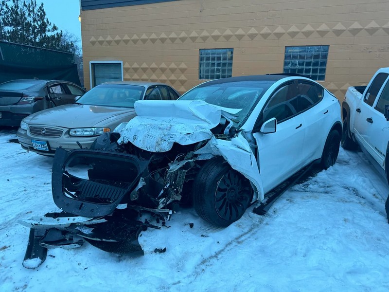 國外發生 Model Y 與皮卡正面相撞事故， 車主僅腳踝骨折，卡車駕駛重傷搶救 - 電腦王阿達