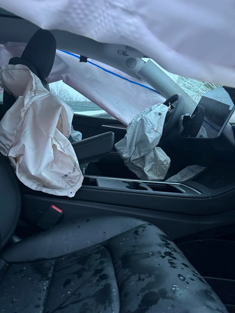 國外發生 Model Y 與皮卡正面相撞事故, 車主僅腳踝骨折,卡車駕駛重傷搶救 - 電腦王阿達 國外發生 Model Y 與皮卡正面相撞事故, 車主僅腳踝骨折,卡車駕駛重傷搶救 - 電腦王阿達