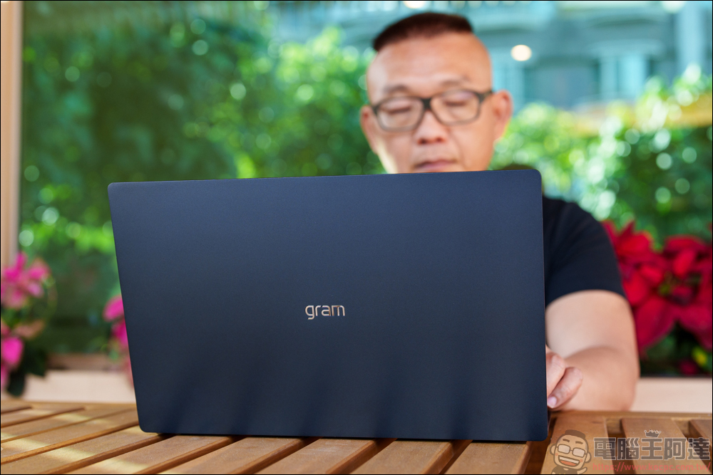 LG gram SuperSlim 開箱評測｜擁有 15.6 吋不到 1KG 的極具輕薄機身｜還有超長續航的商務筆電 - 電腦王阿達