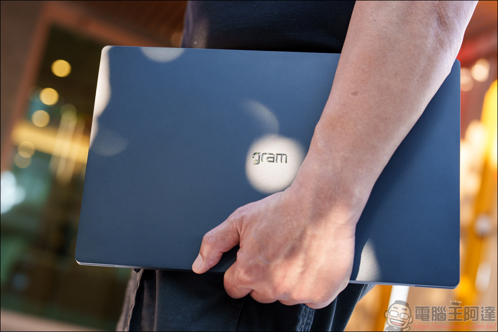 LG gram SuperSlim 開箱評測|擁有 15.6 吋不到 1KG 的極具輕薄機身|還有超長續航的商務筆電 - 電腦王阿達 LG gram SuperSlim 開箱評測|擁有 15.6 吋不到 1KG 的極具輕薄機身|還有超長續航的商務筆電 - 電腦王阿達