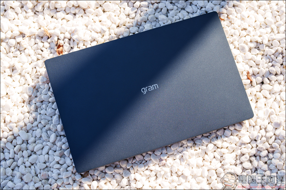 LG gram SuperSlim 開箱評測|擁有 15.6 吋不到 1KG 的極具輕薄機身|還有超長續航的商務筆電 - 電腦王阿達 LG gram SuperSlim 開箱評測|擁有 15.6 吋不到 1KG 的極具輕薄機身|還有超長續航的商務筆電 - 電腦王阿達