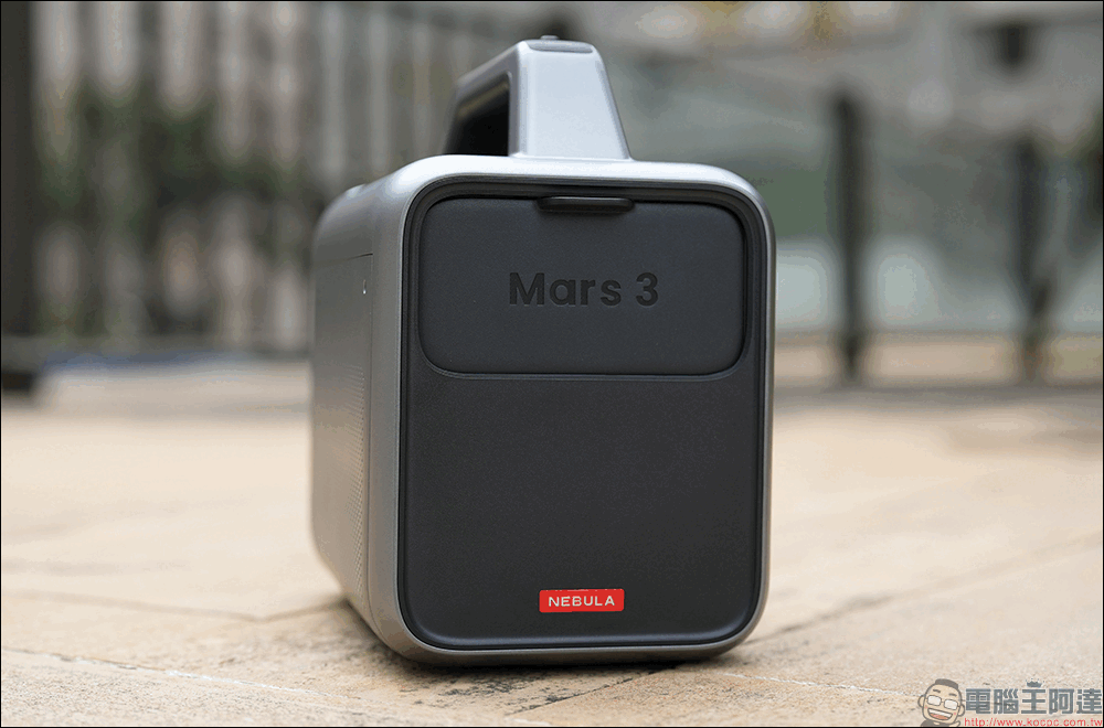 NEBULA Mars3 環繞立體聲行動投影機—投影戰艦開箱|200 吋超大畫面/ 40W 杜比環繞揚聲器/ 185wh 超大電量,是投影機、是音響,也是儲能電源! - 電腦王阿達 NEBULA Mars3 環繞立體聲行動投影機—投影戰艦開箱|200 吋超大畫面/ 40W 杜比環繞揚聲器/ 185wh 超大電量,是投影機、是音響,也是儲能電源! - 電腦王阿達