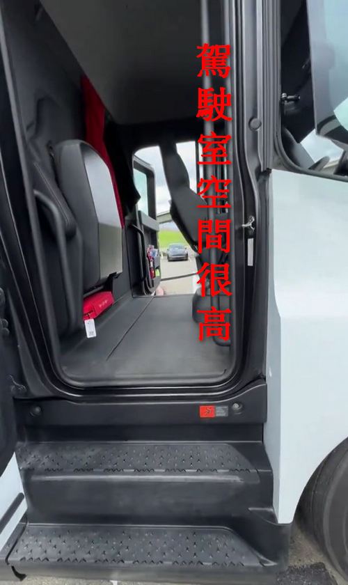 特斯拉電動卡車 Semi 內裝設計公開 跟一般卡車比少了「這個」 - 電腦王阿達
