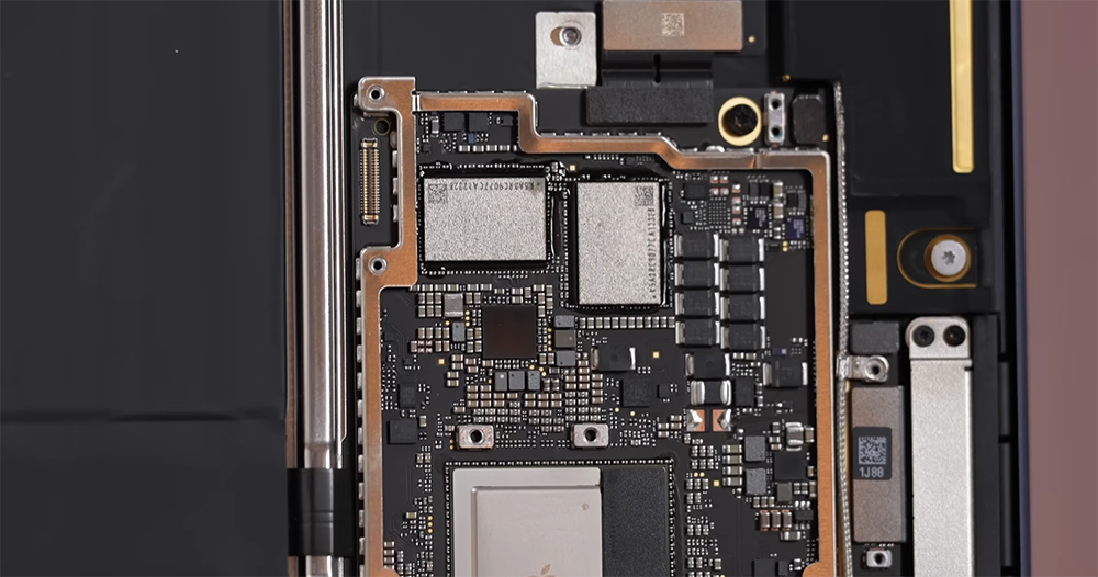 拆解顯示 M3 MacBook Air 基礎款「回到」雙 SSD 晶片規格 - 電腦王阿達 拆解顯示 M3 MacBook Air 基礎款「回到」雙 SSD 晶片規格 - 電腦王阿達