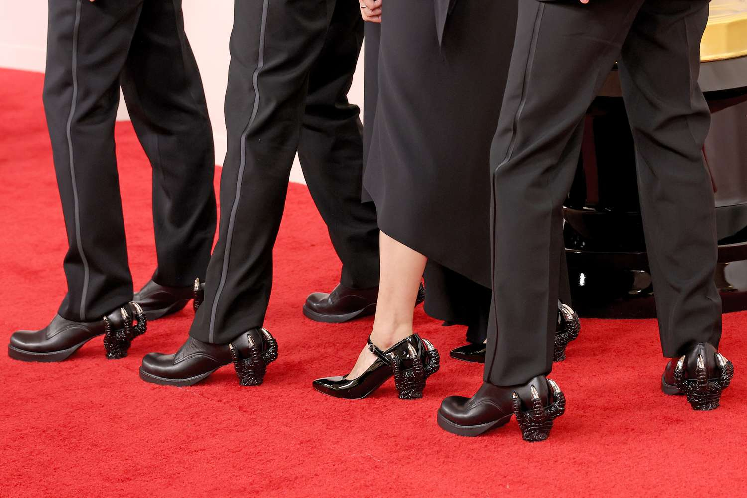 《哥吉拉-1.0》電影團隊在奧斯卡頒獎典禮上穿的特製「哥吉拉高跟鞋」有望上架販售 - 電腦王阿達