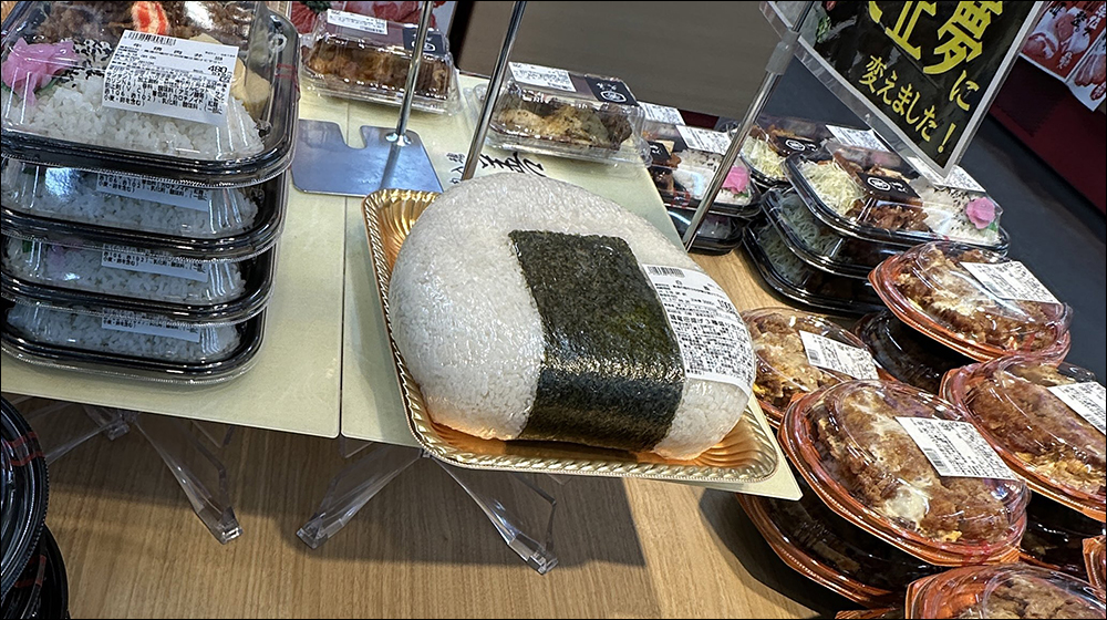 日本超市出現 3 公斤超巨大飯糰,內含 3 種口味的炸雞,只賣 1000 日圓! - 電腦王阿達 日本超市出現 3 公斤超巨大飯糰,內含 3 種口味的炸雞,只賣 1000 日圓! - 電腦王阿達