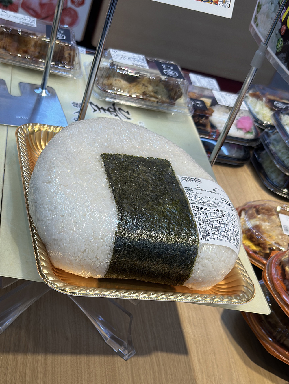 日本超市出現 3 公斤超巨大飯糰,內含 3 種口味的炸雞,只賣 1000 日圓! - 電腦王阿達 日本超市出現 3 公斤超巨大飯糰,內含 3 種口味的炸雞,只賣 1000 日圓! - 電腦王阿達