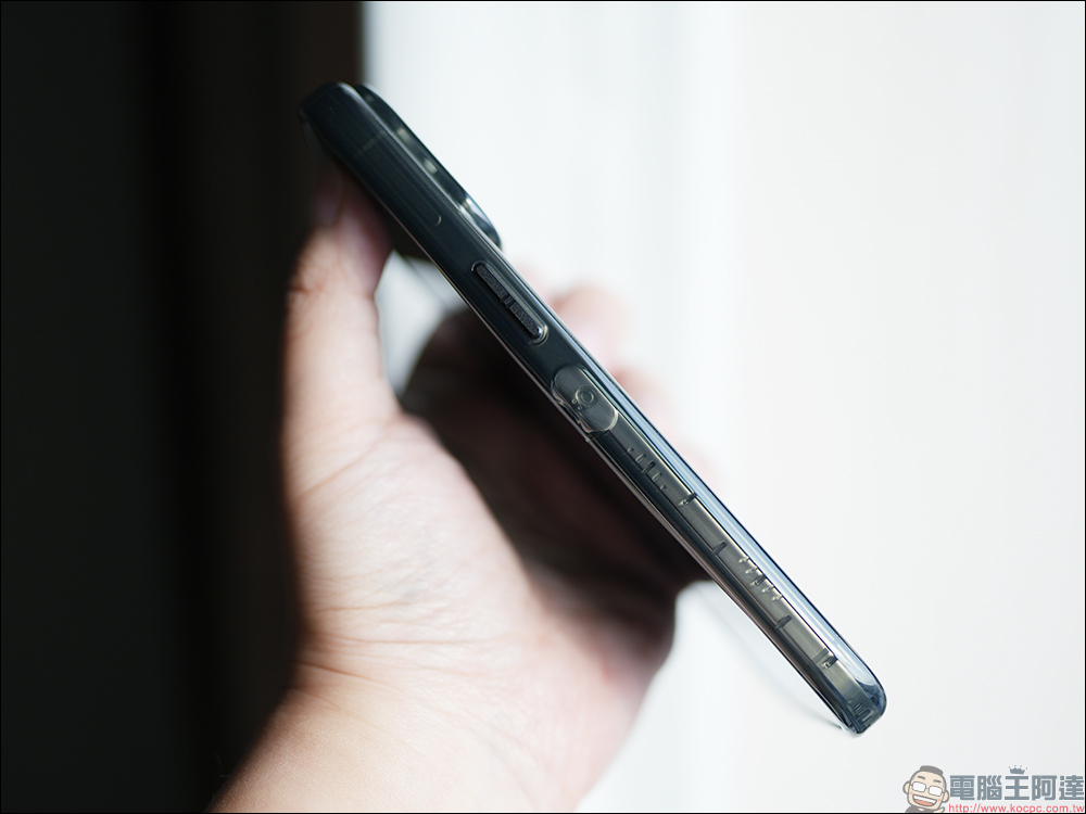 PRIIÖ iPhone 15 Pro Echo系列透明保護殼開箱|獨家專利隱藏式揚聲槽設計、超強磁吸功能,附贈防水袋掛繩與抗藍光保護貼! - 電腦王阿達 PRIIÖ iPhone 15 Pro Echo系列透明保護殼開箱|獨家專利隱藏式揚聲槽設計、超強磁吸功能,附贈防水袋掛繩與抗藍光保護貼! - 電腦王阿達