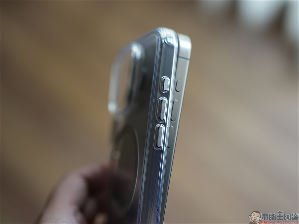 PRIIÖ iPhone 15 Pro Echo系列透明保護殼開箱|獨家專利隱藏式揚聲槽設計、超強磁吸功能,附贈防水袋掛繩與抗藍光保護貼! - 電腦王阿達 PRIIÖ iPhone 15 Pro Echo系列透明保護殼開箱|獨家專利隱藏式揚聲槽設計、超強磁吸功能,附贈防水袋掛繩與抗藍光保護貼! - 電腦王阿達