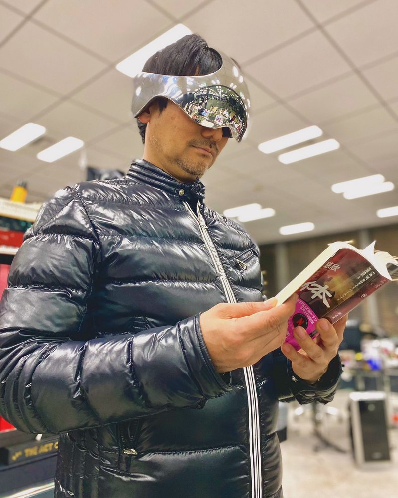 小島秀夫開箱 Netflix 影集三體《3 Body Problem》神祕 VR 頭顯道具 - 電腦王阿達 小島秀夫開箱 Netflix 影集三體《3 Body Problem》神祕 VR 頭顯道具 - 電腦王阿達
