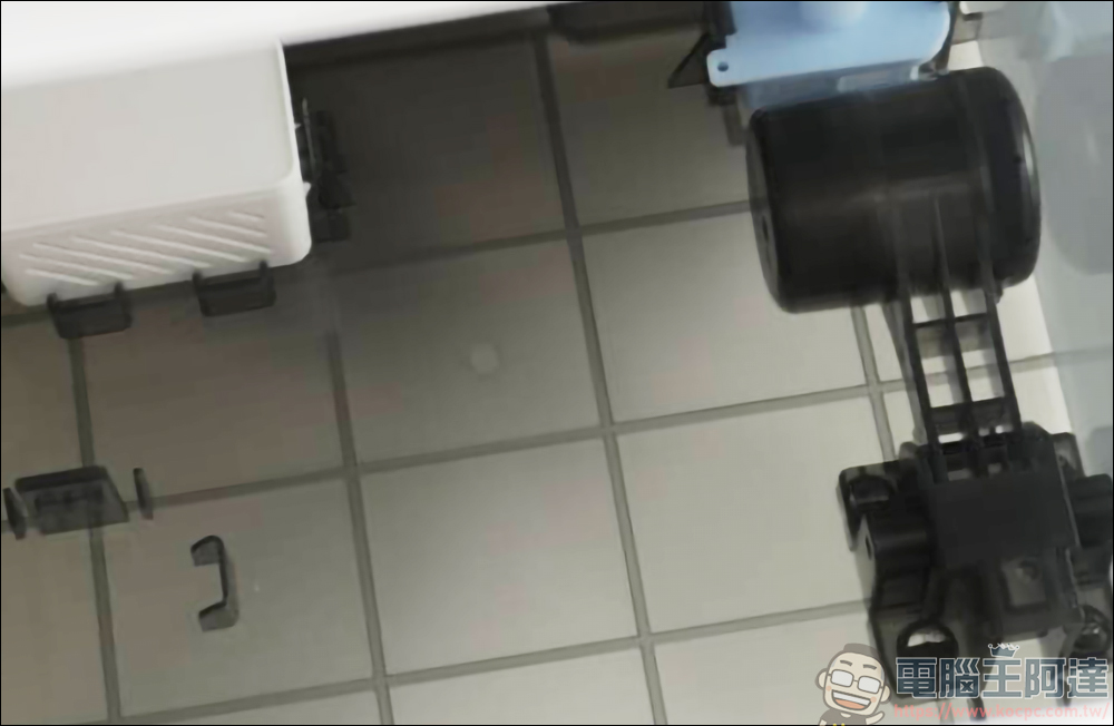 Roborock S8 MaxV Ultra 極致貼牆 AI 旗艦掃拖機器人｜全面升級的機皇，讓你家的地面始終一塵不染 - 電腦王阿達