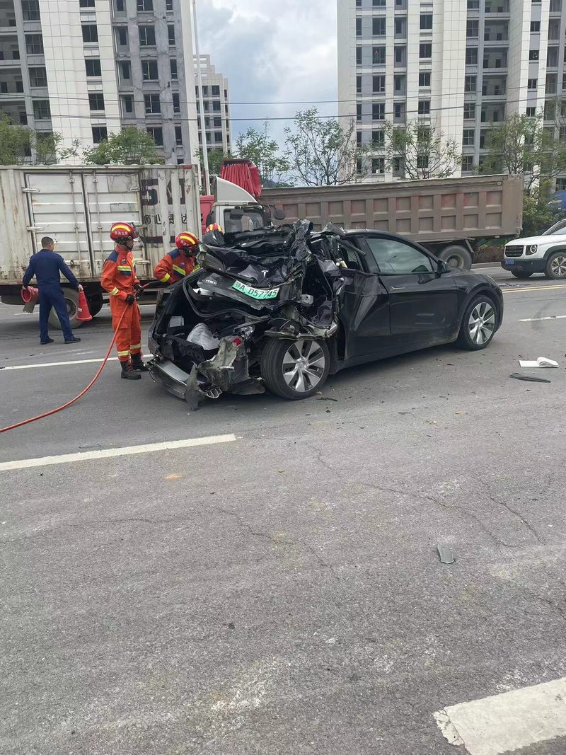 中國特斯拉 Model Y 遭聯結車從後方衝撞 車尾接近全毀但車內駕駛與乘客毫髮無傷 - 電腦王阿達
