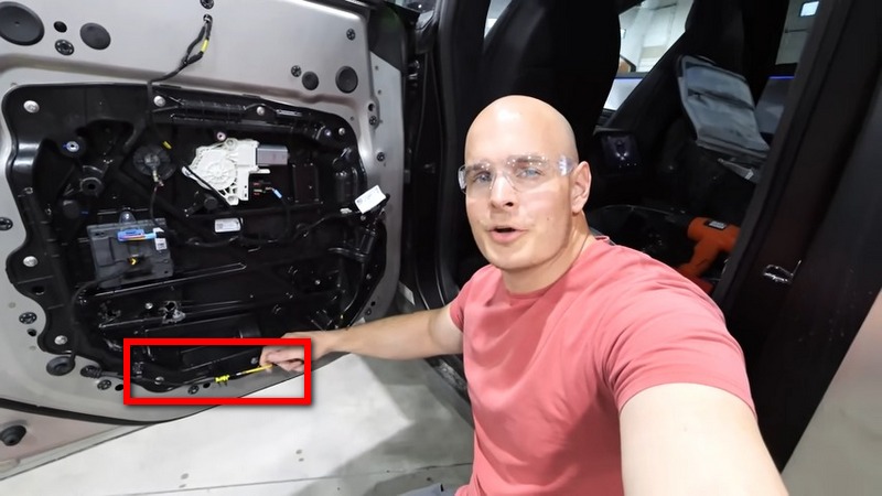 國外 YouTuber 教大家如何修補 Cybertruck 上的彈孔 - 電腦王阿達 國外 YouTuber 教大家如何修補 Cybertruck 上的彈孔 - 電腦王阿達