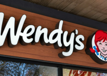 美國溫娣漢堡推出人工智慧互動點餐系統「Wendy’s FreshAI」大幅提升服務效率