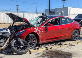 特斯拉 Autopilot 再出包？華盛頓州騎士被追尾身亡 肇事司機稱「過於相信 Autopilot 」