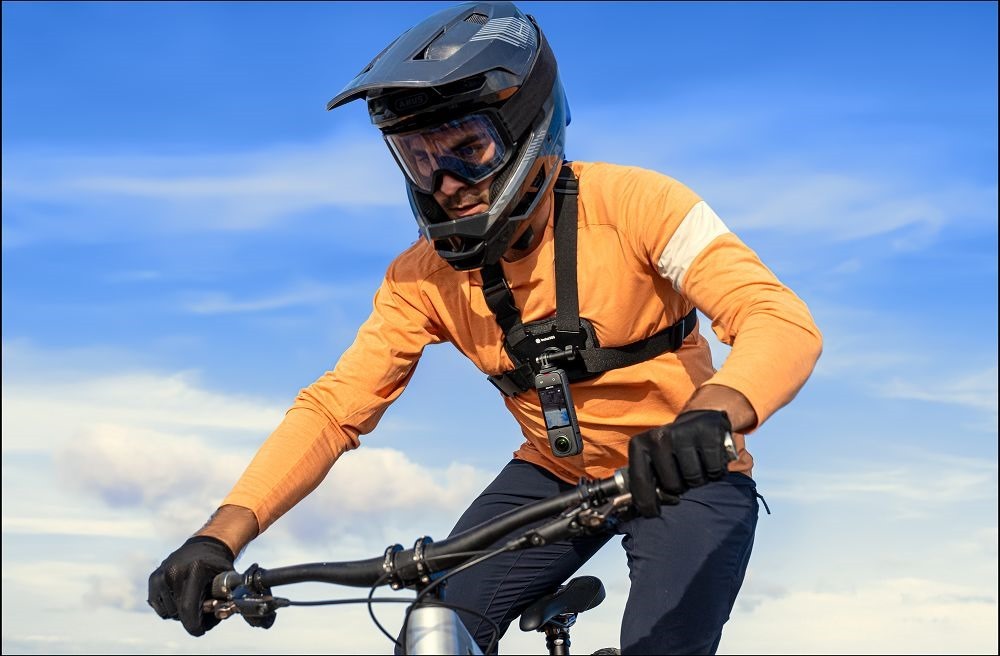 Insta360 X4-Mountain Bike_cr Insta360 X4-Mountain Bike_cr