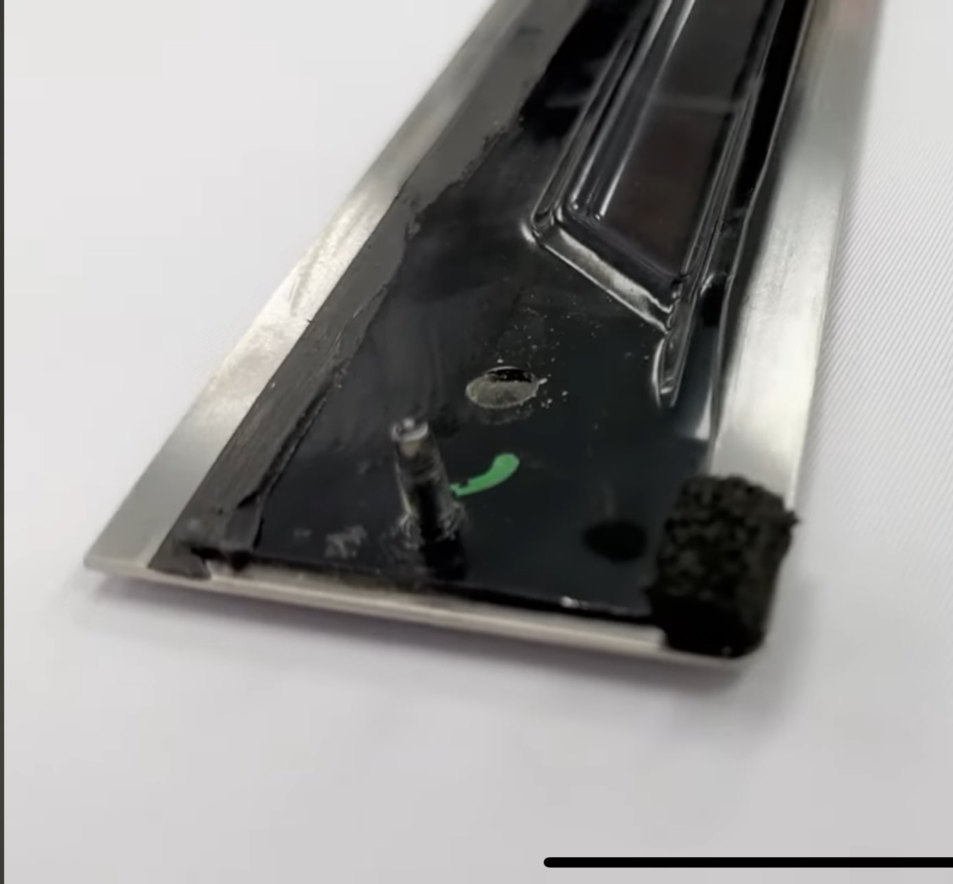 特斯拉 Cybertruck 不銹鋼車身出包!車主行駛中外殼零件鬆脫引發品控疑慮 - 電腦王阿達 特斯拉 Cybertruck 不銹鋼車身出包!車主行駛中外殼零件鬆脫引發品控疑慮 - 電腦王阿達