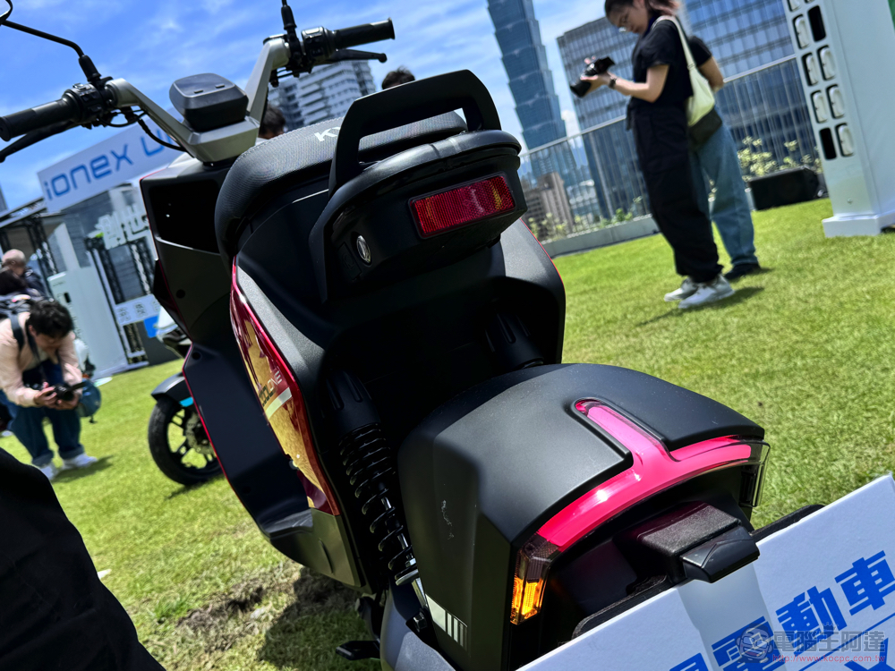光陽揭露 Ionex UNO「以度計費+充換合一」最新電動機車系統,TCS 與智慧功能搭載的 S Techno 與輕巧有型 CoolOne 換電小車登場 - 電腦王阿達 光陽揭露 Ionex UNO「以度計費+充換合一」最新電動機車系統,TCS 與智慧功能搭載的 S Techno 與輕巧有型 CoolOne 換電小車登場 - 電腦王阿達