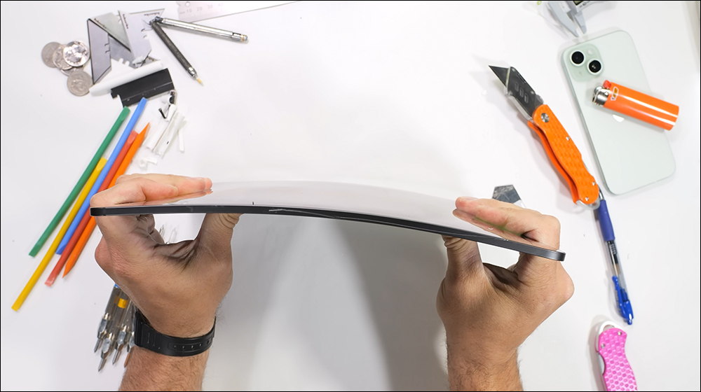全新 M4 iPad Pro 在暴力測試影片,史上最薄 Apple 裝置,抗彎曲能力表現比前一代更好!(但還是不建議去折它 - 電腦王阿達 全新 M4 iPad Pro 在暴力測試影片,史上最薄 Apple 裝置,抗彎曲能力表現比前一代更好!(但還是不建議去折它 - 電腦王阿達
