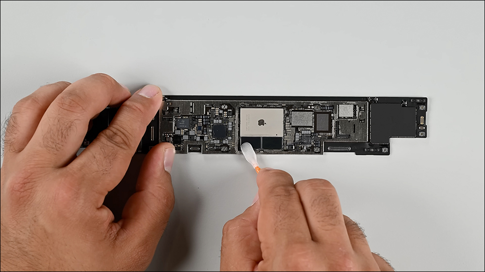 M4 iPad Pro 拆解,揭示內部銅製蘋果Logo 幫助散熱(同場加映:Apple Pencil Pro 拆解) - 電腦王阿達 M4 iPad Pro 拆解,揭示內部銅製蘋果Logo 幫助散熱(同場加映:Apple Pencil Pro 拆解) - 電腦王阿達