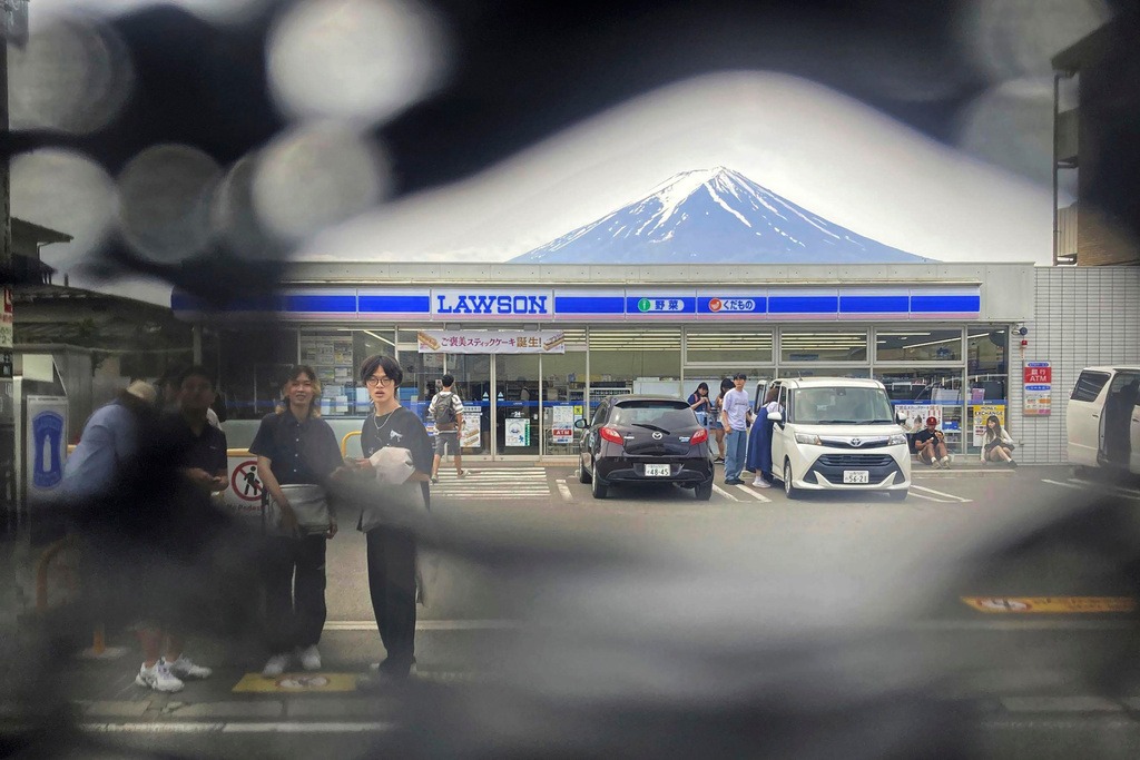 日本富士山附近知名打卡景點 LAWSON 黑幕搭建完畢 除非你 250 公分不然根本拍不到東西 - 電腦王阿達 日本富士山附近知名打卡景點 LAWSON 黑幕搭建完畢 除非你 250 公分不然根本拍不到東西 - 電腦王阿達