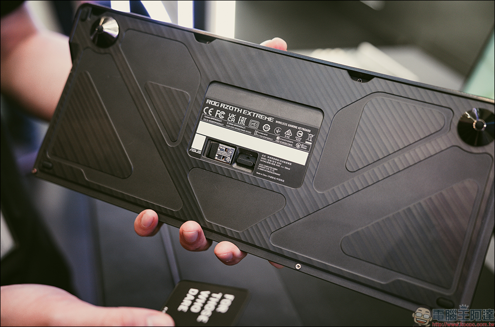 ROG Mjolnir 「雷神之鎚」儲能電源、 Extreme 系列鍵鼠、Delta II 耳麥、ROG Thor III 電源供應器以及 ROG Ally X 現身 COMPUTEX 2024 - 電腦王阿達 ROG Mjolnir 「雷神之鎚」儲能電源、 Extreme 系列鍵鼠、Delta II 耳麥、ROG Thor III 電源供應器以及 ROG Ally X 現身 COMPUTEX 2024 - 電腦王阿達