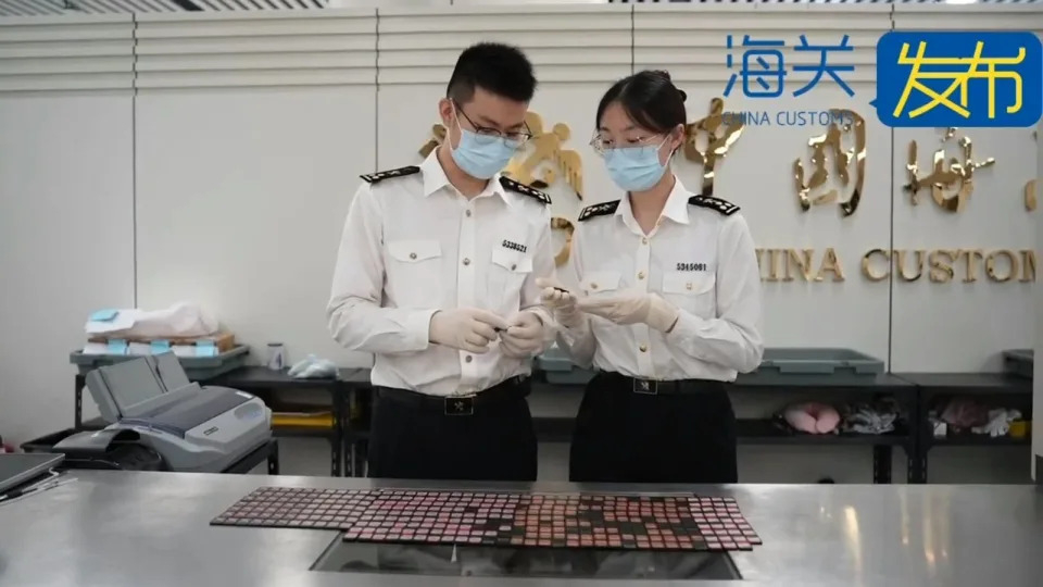 婦人試圖在胸罩中挾帶 350 片 Switch 遊戲卡匣入境中國遭逮 - 電腦王阿達 婦人試圖在胸罩中挾帶 350 片 Switch 遊戲卡匣入境中國遭逮 - 電腦王阿達