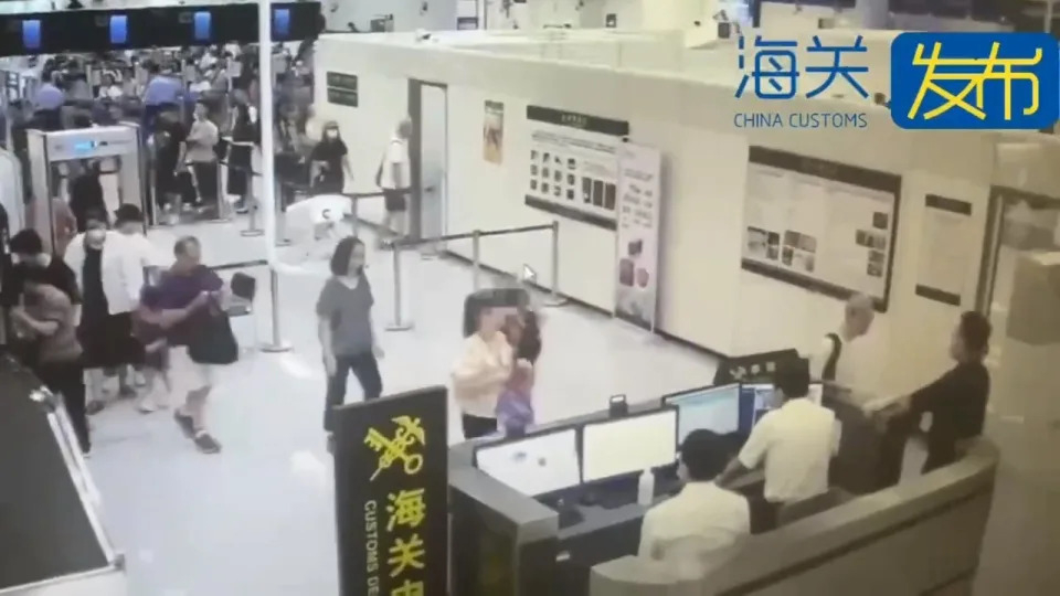 婦人試圖在胸罩中挾帶 350 片 Switch 遊戲卡匣入境中國遭逮 - 電腦王阿達 婦人試圖在胸罩中挾帶 350 片 Switch 遊戲卡匣入境中國遭逮 - 電腦王阿達