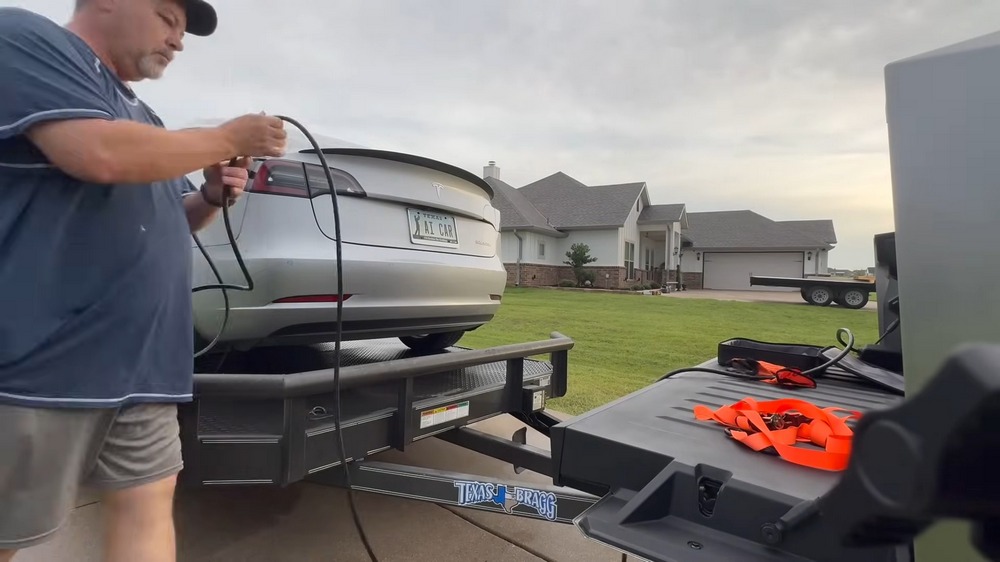 國外 Cybertruck 車主實測邊拖 Model 3 邊充電成功! - 電腦王阿達 國外 Cybertruck 車主實測邊拖 Model 3 邊充電成功! - 電腦王阿達