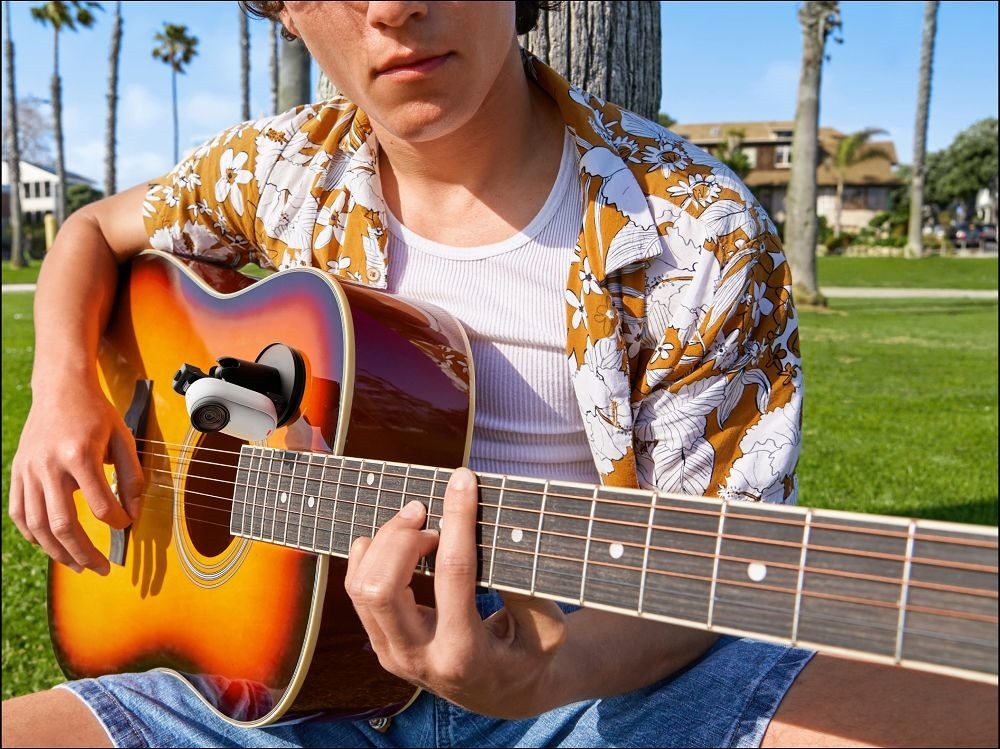 Insta360 GO 3S Play guitar