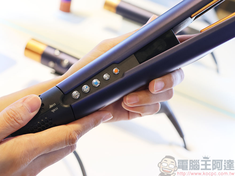 全新 Dyson Airstrait 二合一吹風直髮器登場,吹乾、直髮一次到位 - 電腦王阿達 全新 Dyson Airstrait 二合一吹風直髮器登場,吹乾、直髮一次到位 - 電腦王阿達