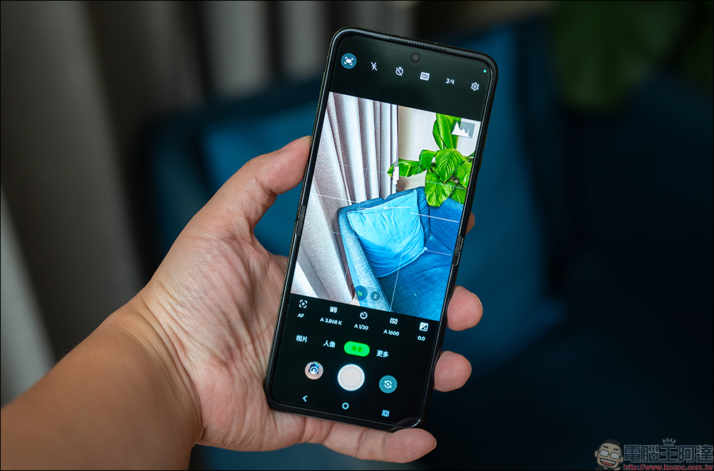 motorola razr 50 與 razr 50 Ultra 開箱|AI 智慧影像加持,小摺疊設計的完美結合 - 電腦王阿達 motorola razr 50 與 razr 50 Ultra 開箱|AI 智慧影像加持,小摺疊設計的完美結合 - 電腦王阿達