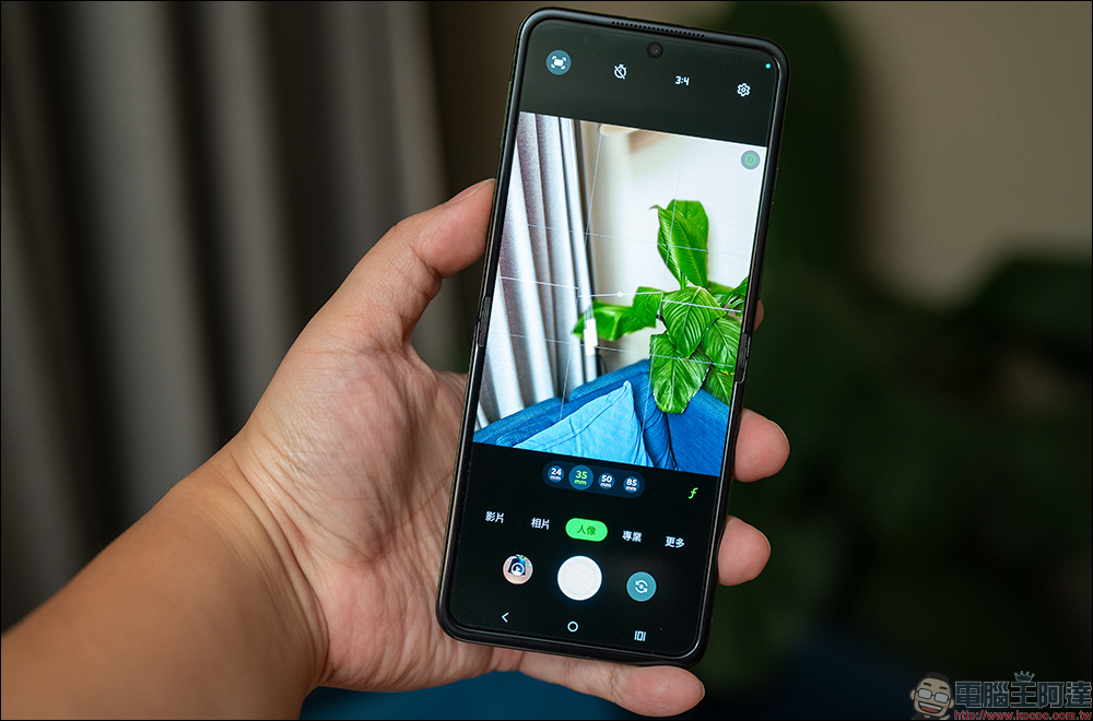 motorola razr 50 與 razr 50 Ultra 開箱|AI 智慧影像加持,小摺疊設計的完美結合 - 電腦王阿達 motorola razr 50 與 razr 50 Ultra 開箱|AI 智慧影像加持,小摺疊設計的完美結合 - 電腦王阿達