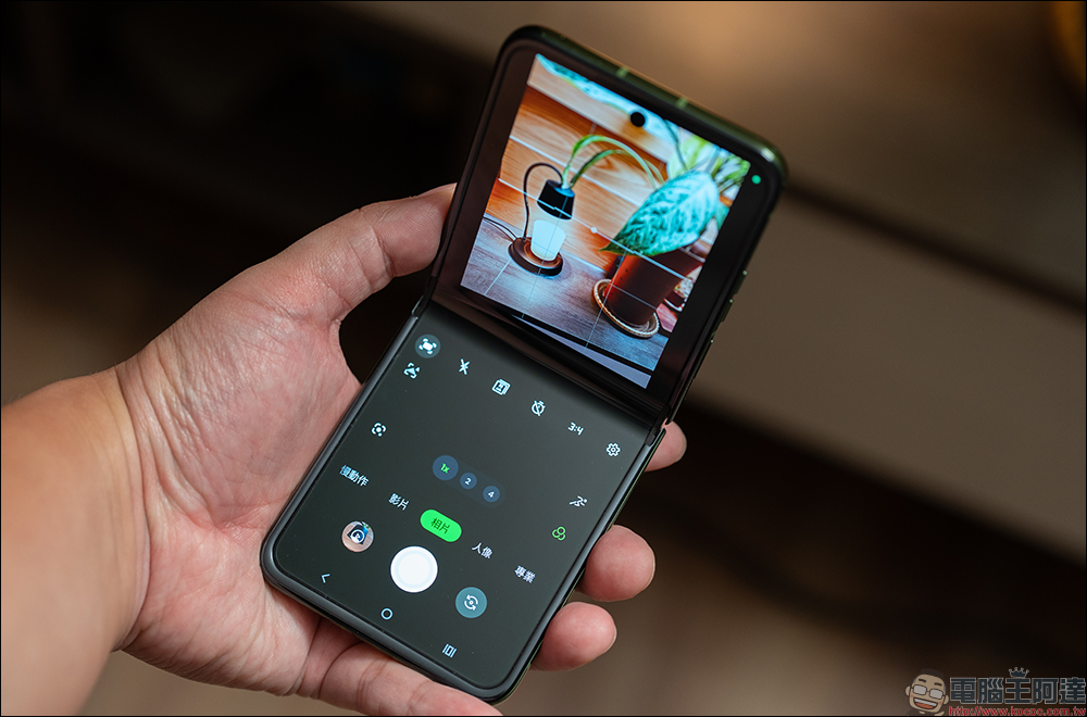 motorola razr 50 與 razr 50 Ultra 開箱|AI 智慧影像加持,小摺疊設計的完美結合 - 電腦王阿達 motorola razr 50 與 razr 50 Ultra 開箱|AI 智慧影像加持,小摺疊設計的完美結合 - 電腦王阿達