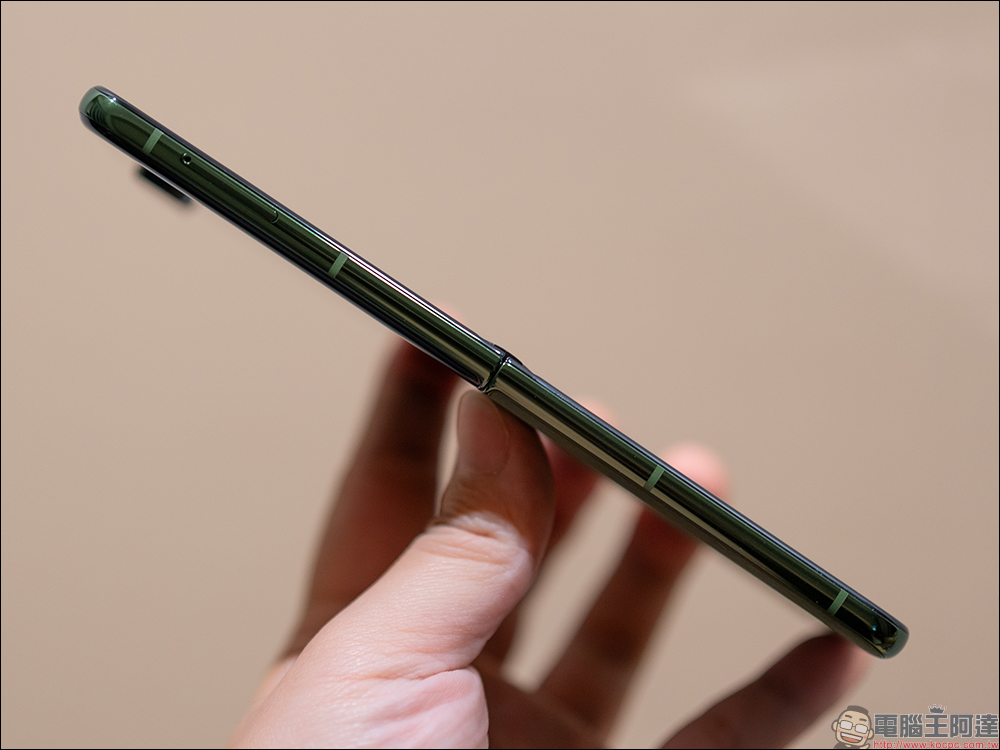 motorola razr 50 與 razr 50 Ultra 開箱|AI 智慧影像加持,小摺疊設計的完美結合 - 電腦王阿達 motorola razr 50 與 razr 50 Ultra 開箱|AI 智慧影像加持,小摺疊設計的完美結合 - 電腦王阿達