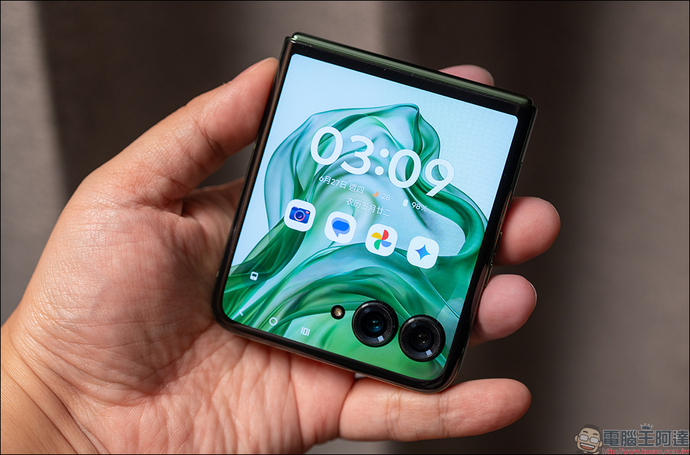 motorola razr 50 與 razr 50 Ultra 開箱|AI 智慧影像加持,小摺疊設計的完美結合 - 電腦王阿達 motorola razr 50 與 razr 50 Ultra 開箱|AI 智慧影像加持,小摺疊設計的完美結合 - 電腦王阿達